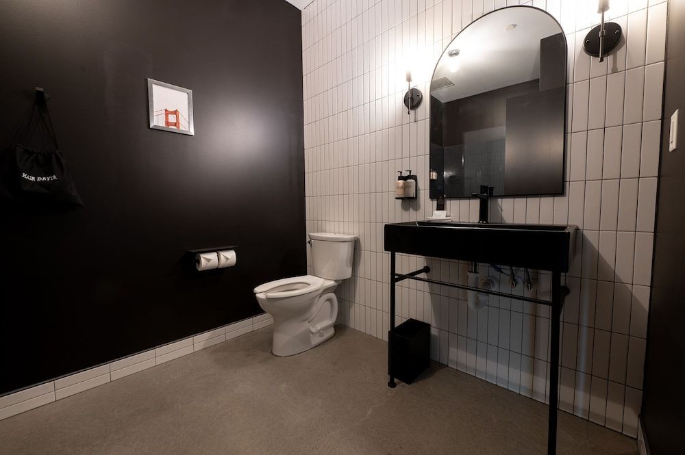 Arch and Cable Hotel Room, 2 Queen Beds 4