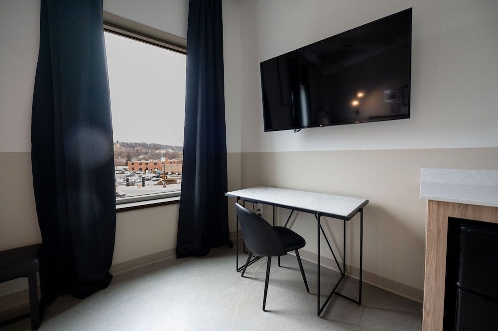 Arch and Cable Hotel Business Room, 1 King Bed 4