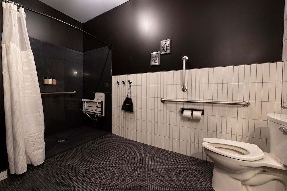 Arch and Cable Hotel Room, 1 King Bed, Accessible 3