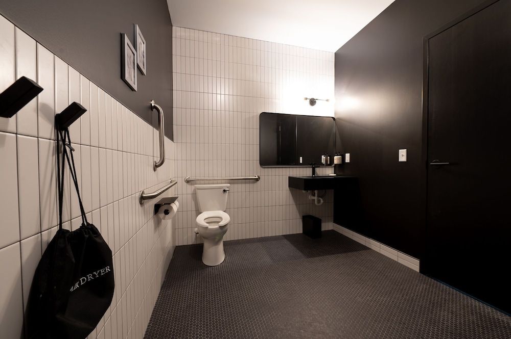 Arch and Cable Hotel Room, 1 King Bed, Accessible 4