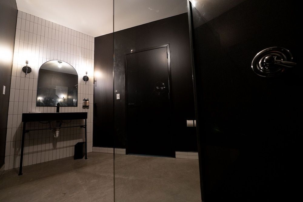 Arch and Cable Hotel Business Room, 1 King Bed 3