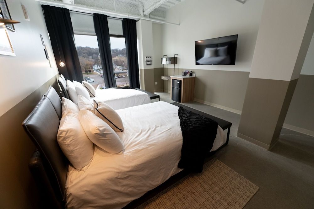 Arch and Cable Hotel Room, 2 Queen Beds 2