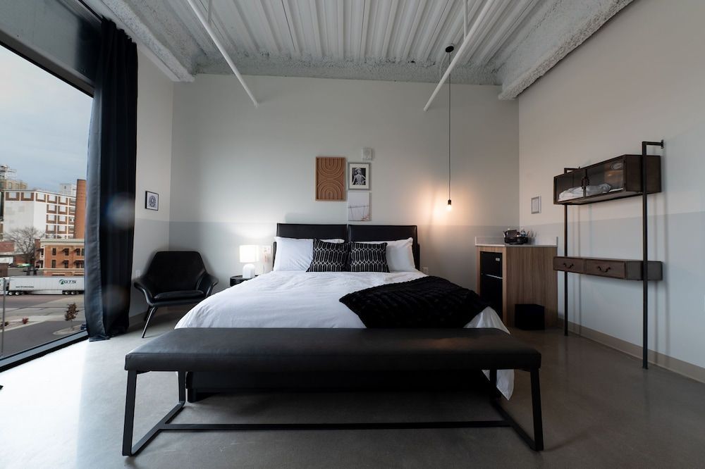 Arch and Cable Hotel Room, 1 King Bed, Accessible