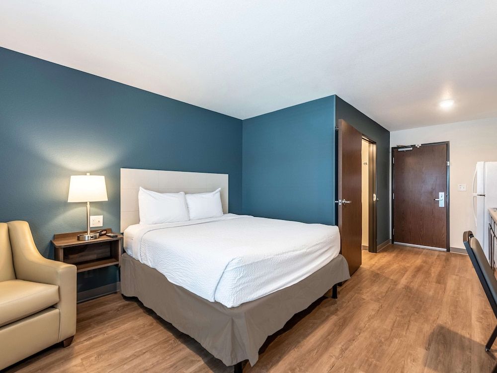 Extended Stay America Suites - Minneapolis - Airport - Mendota Heights Deluxe Studio, 1 King Bed with Sofa bed, Non Smoking, Refrigerator & Microwave 3