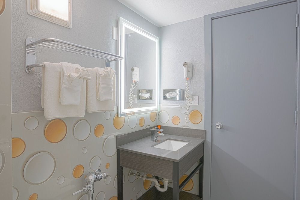 Executive Inn By Belvilla Owatonna Hwy 35 Room, 1 King Bed, Non Smoking 7