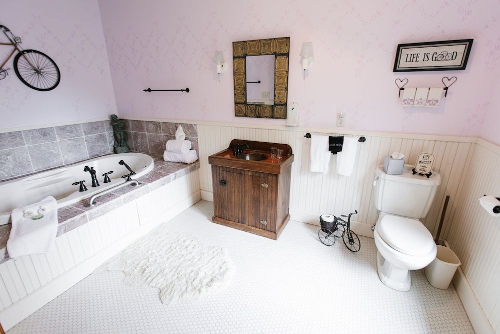 Round Barn Farm B & B Event Center Deluxe Single Room 3