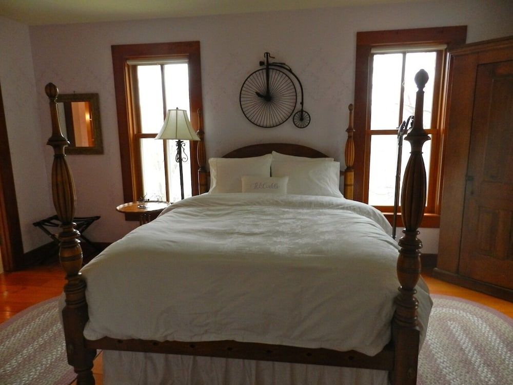 Round Barn Farm B & B Event Center Deluxe Single Room