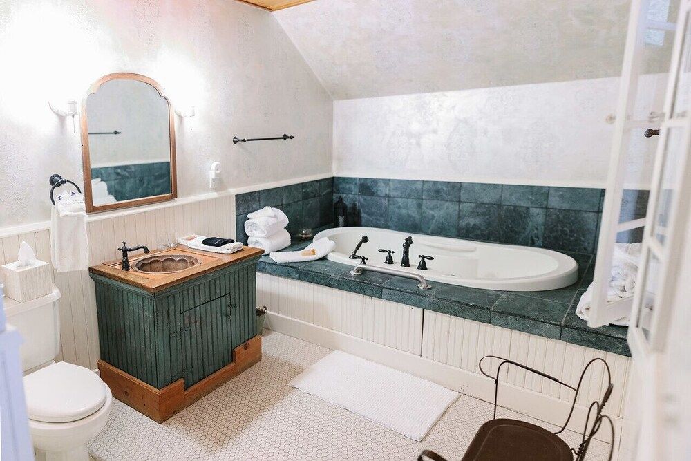 Round Barn Farm B & B Event Center Luxury Single Room 5