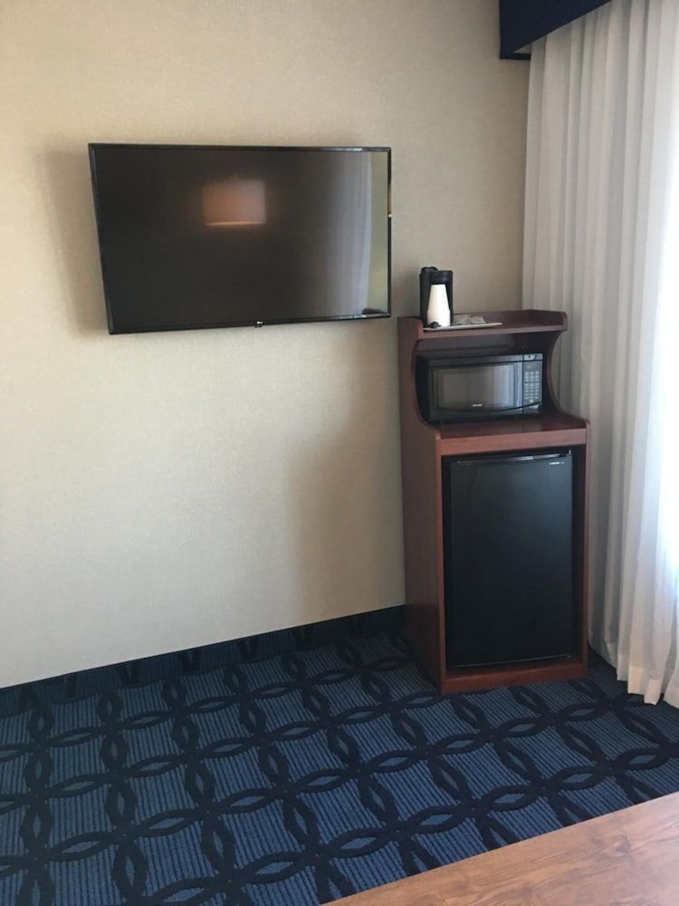 Riverside Inn Hannibal Honeymoon Room, River View 10