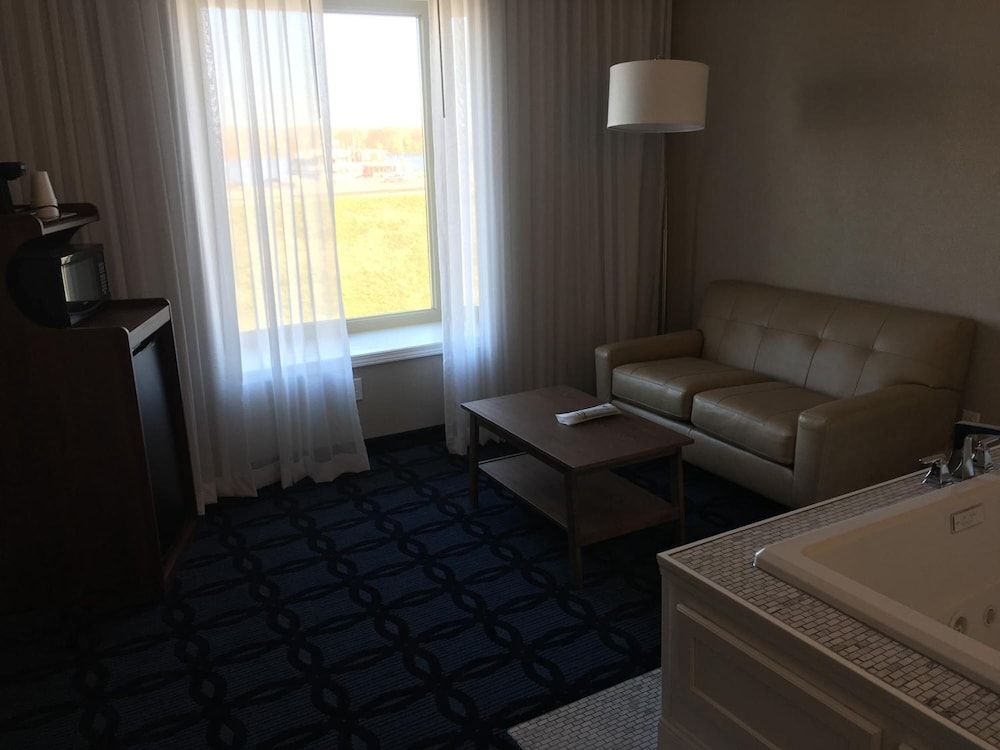 Riverside Inn Hannibal Honeymoon Room, River View 13