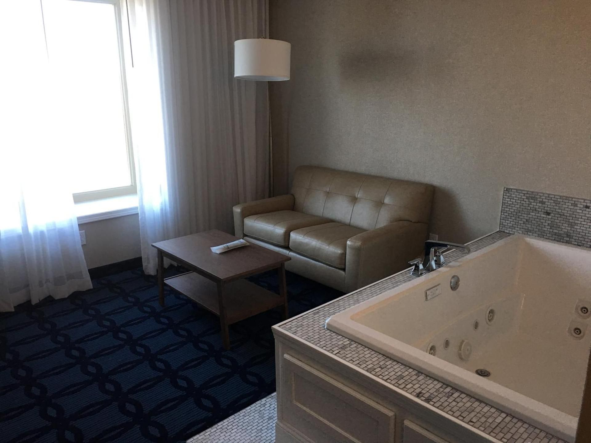 Riverside Inn Hannibal King Suite with Spa Bath 3