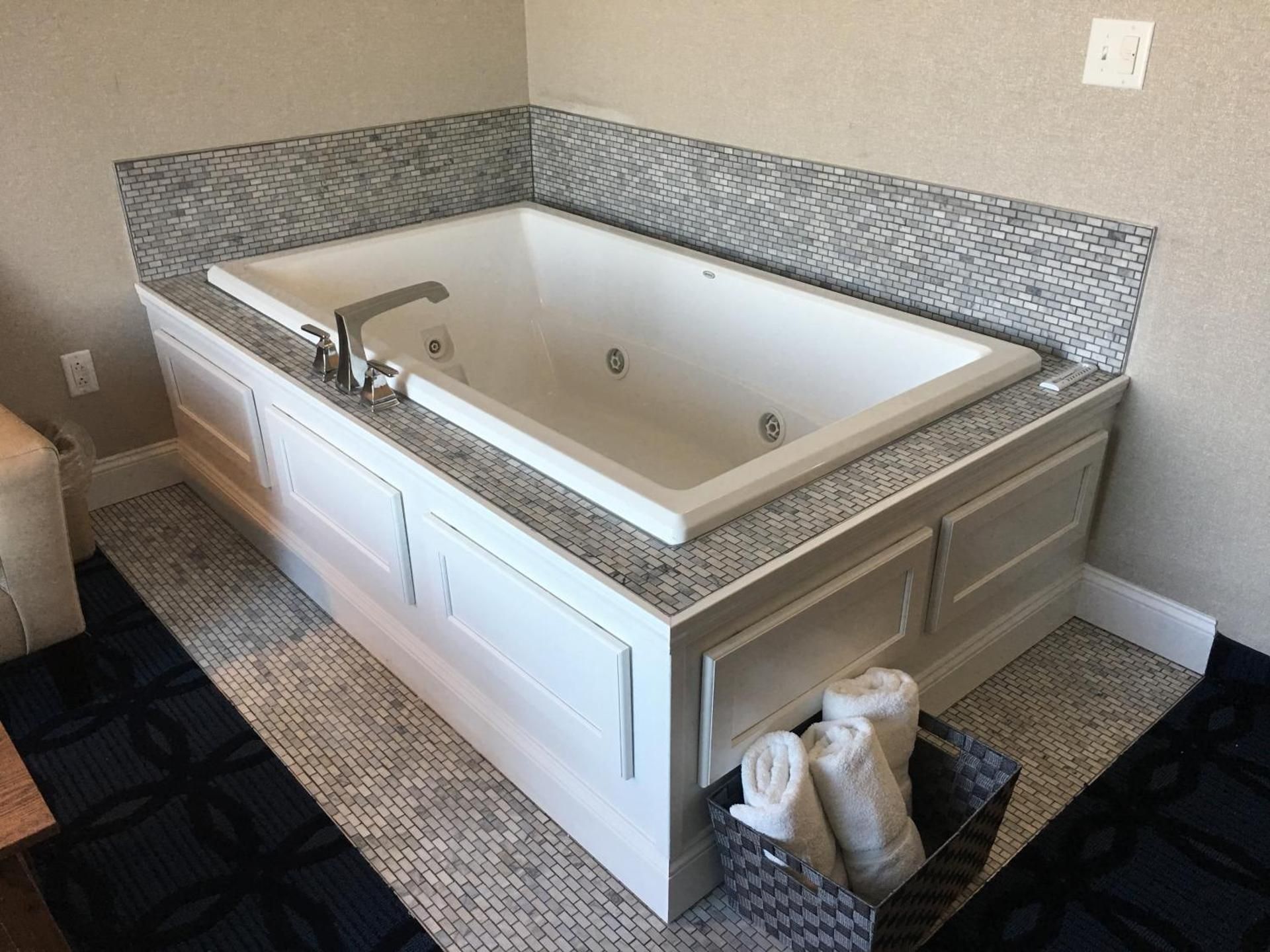 Riverside Inn Hannibal King Suite with Spa Bath 2