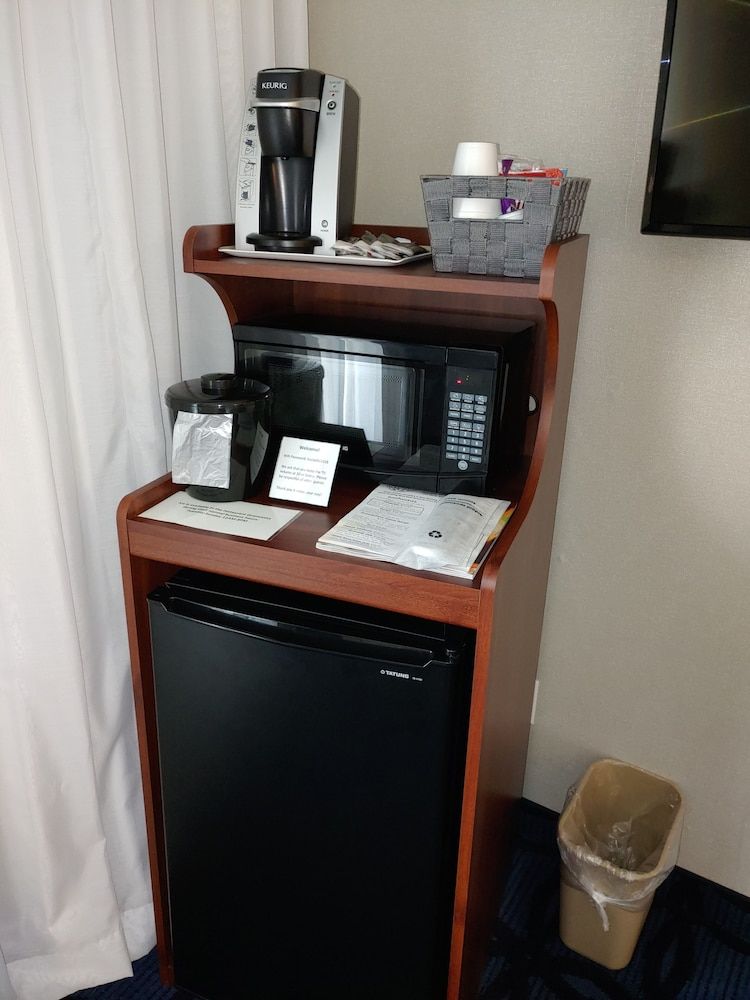 Riverside Inn Hannibal Honeymoon Room, River View 13