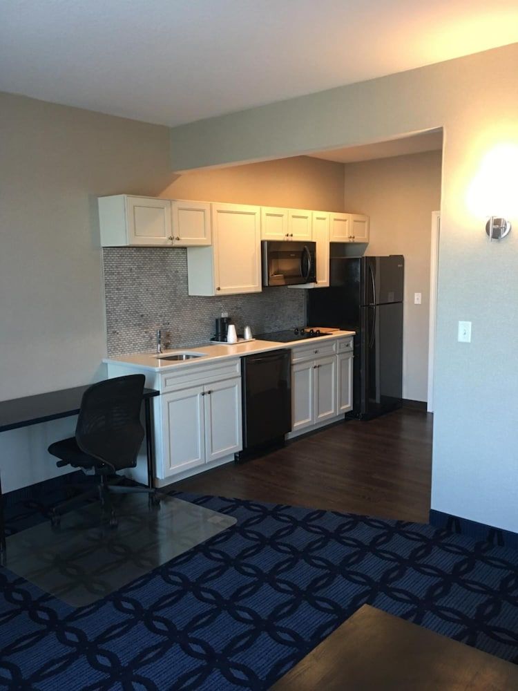 Riverside Inn Hannibal Honeymoon Room, River View 7