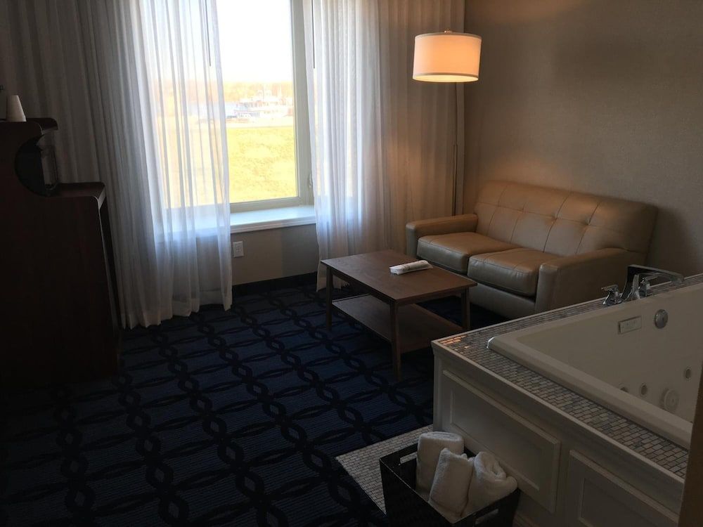 Riverside Inn Hannibal Honeymoon Room, River View 11