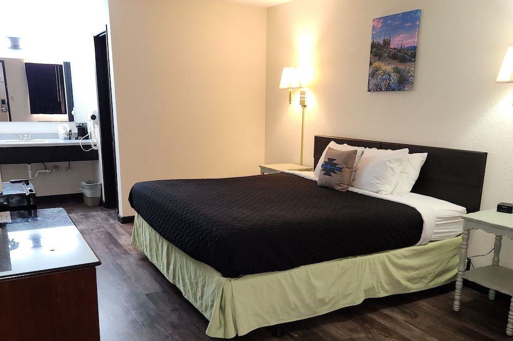 Cactus Inn & Suites Standard Room, 1 King Bed, Non Smoking 3