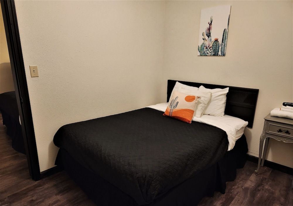 Cactus Inn & Suites Family Suite, 3 Bedrooms, Non Smoking 2