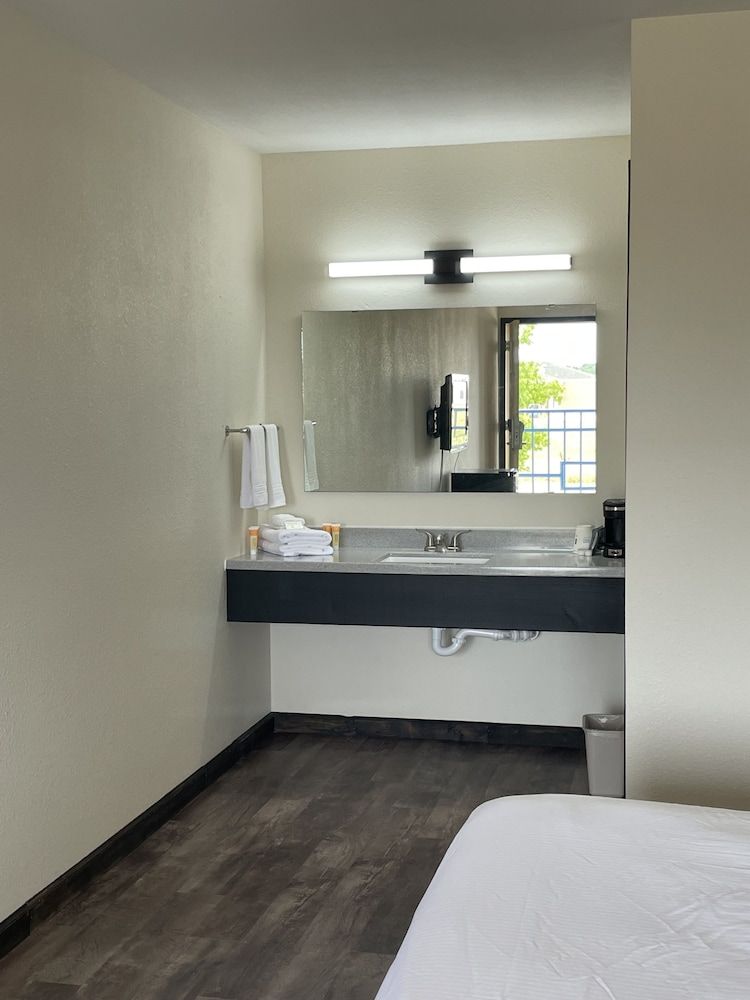 Cactus Inn & Suites Standard Room, 1 King Bed, Non Smoking 4