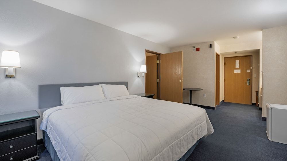 Basic Single Room, 1 King Bed
