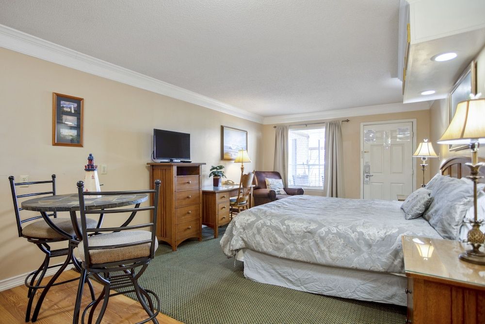 Edgewater Inn Deluxe Room, 1 King Bed, Non Smoking