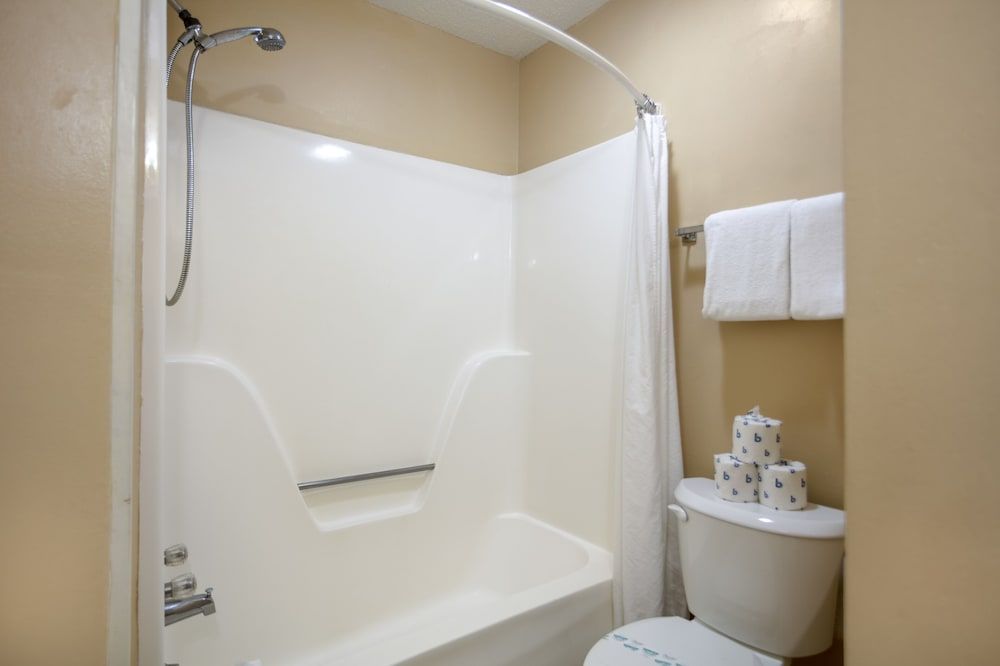 Edgewater Inn Deluxe Room, 1 King Bed, Non Smoking 4