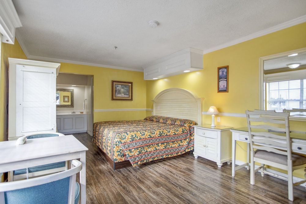 Edgewater Inn Standard Room, 1 King Bed, Smoking 2