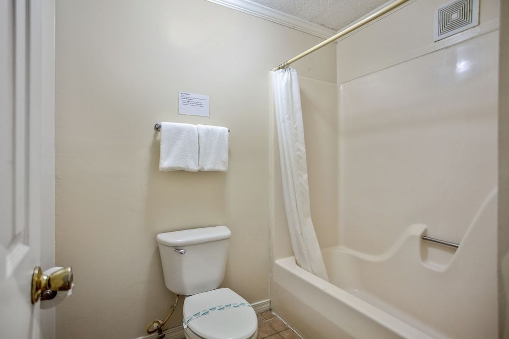 Edgewater Inn Deluxe Room, 1 King Bed, Non Smoking 3