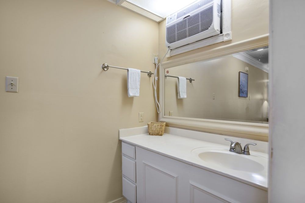 Edgewater Inn Deluxe Room, 1 King Bed, Non Smoking 5