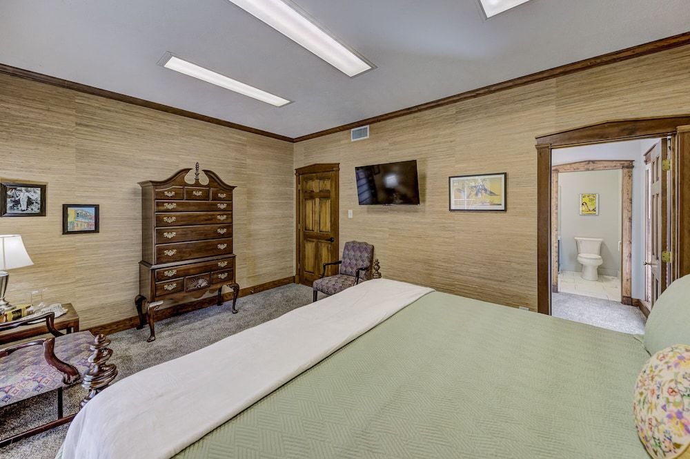 Halpino Deluxe Single Room 3