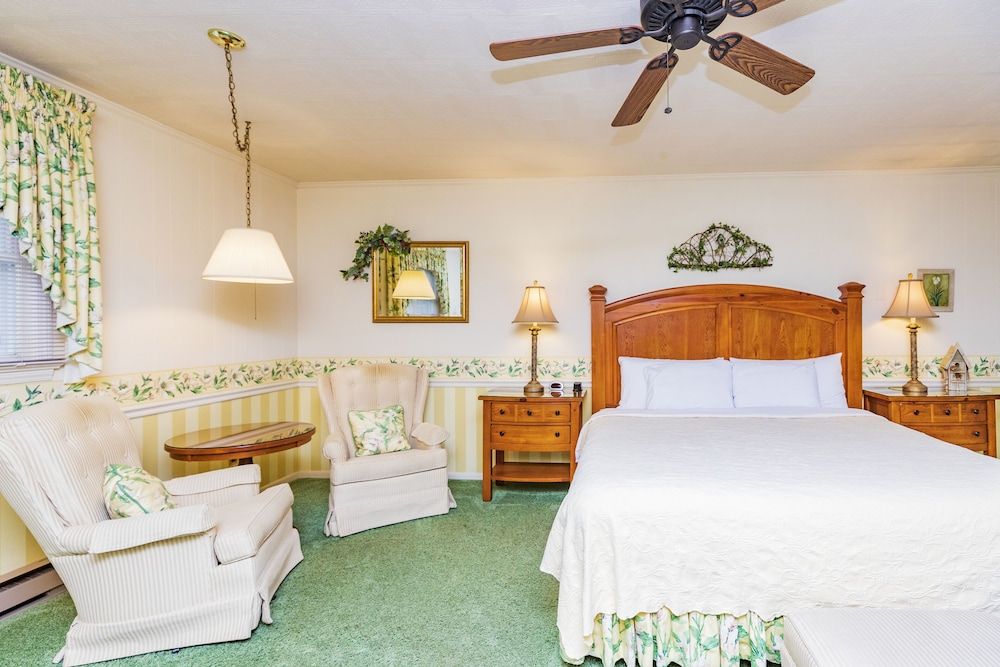 Azalea Garden Inn Deluxe Room, 1 King Bed