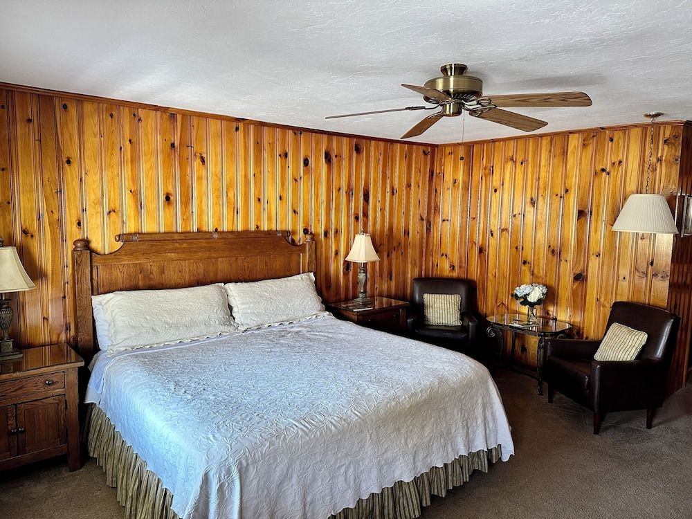 Azalea Garden Inn Standard Room 5