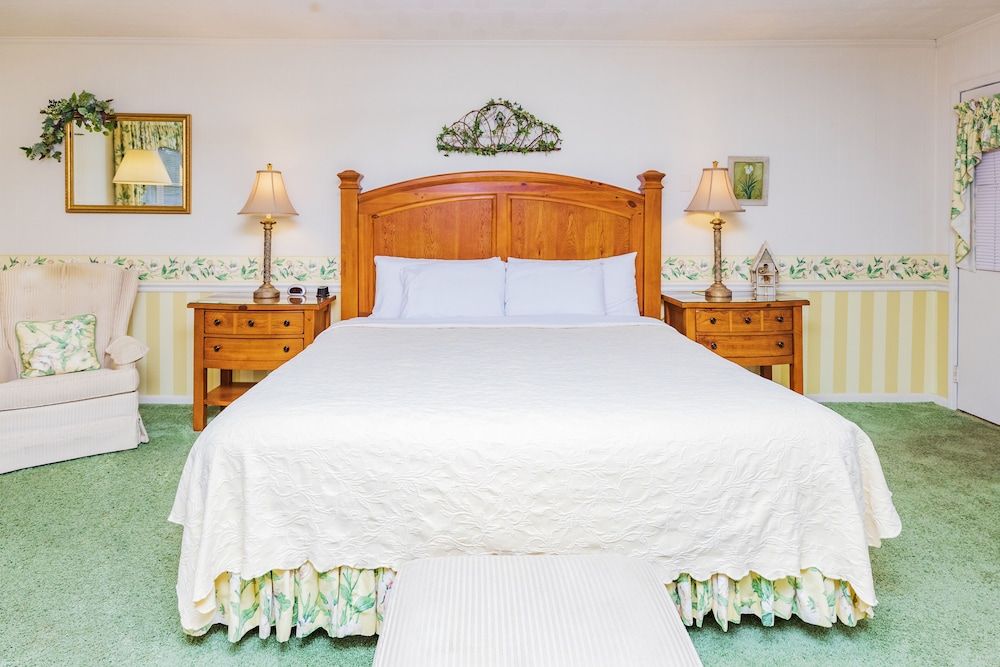 Azalea Garden Inn Deluxe Room, 1 King Bed 3