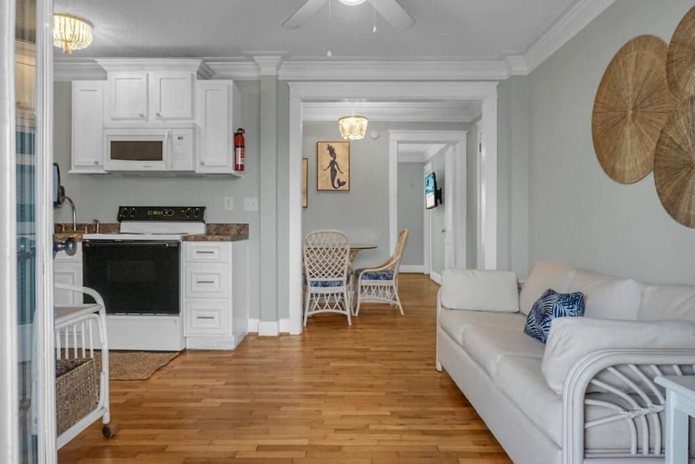 Carolina Beach Inn Suite, 1 King Bed with Sofa bed, Non Smoking, Kitchen 6