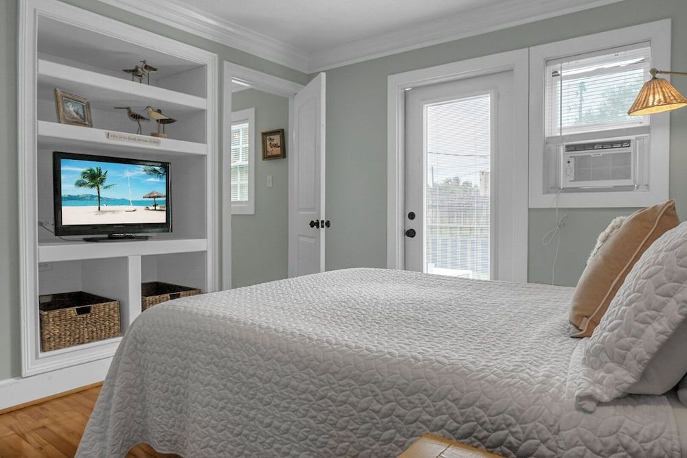 Carolina Beach Inn Suite, 1 King Bed with Sofa bed, Non Smoking, Kitchen