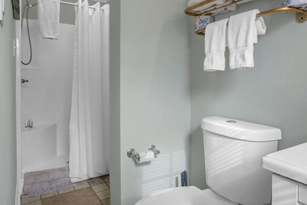 Carolina Beach Inn Suite, 1 King Bed with Sofa bed, Non Smoking, Kitchen 5