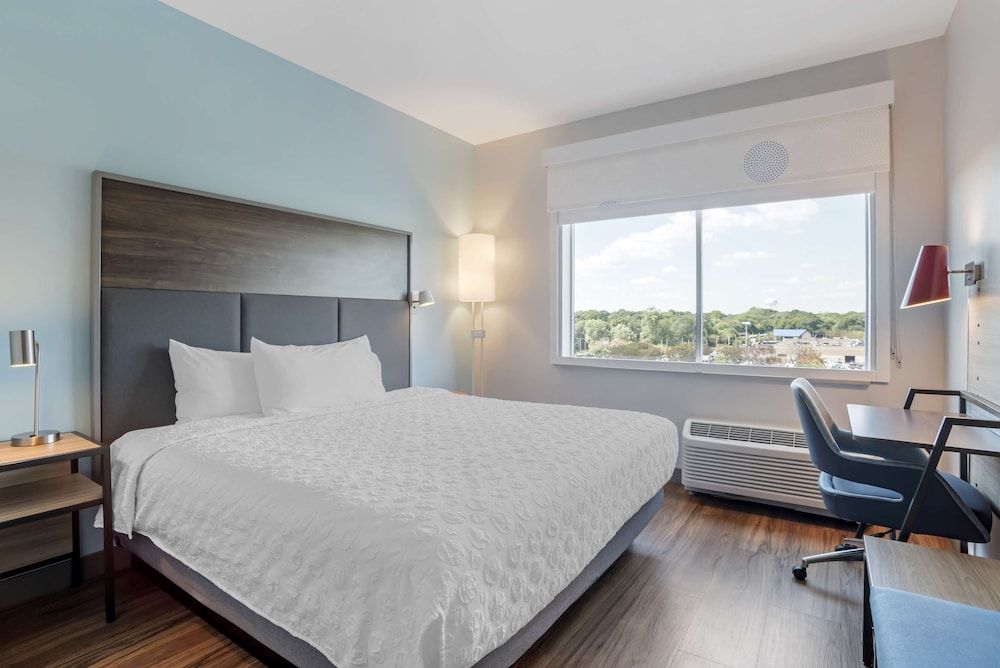 Room, 1 King Bed, Accessible (Mobility & Hearing, Roll-In Shower)
