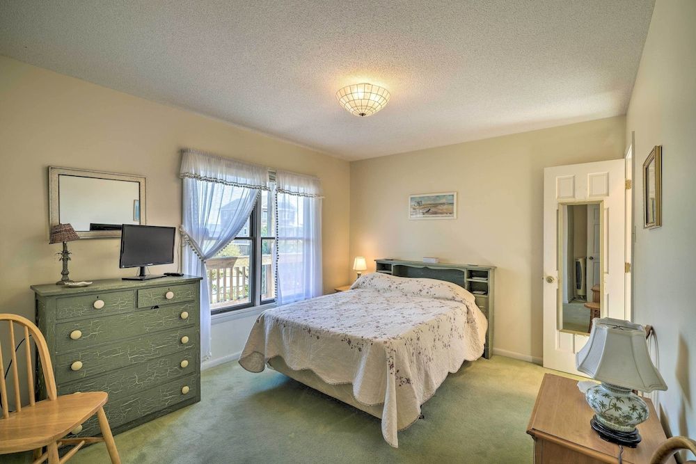 Spacious Kill Devil Hills Getaway w/ 3 Decks!