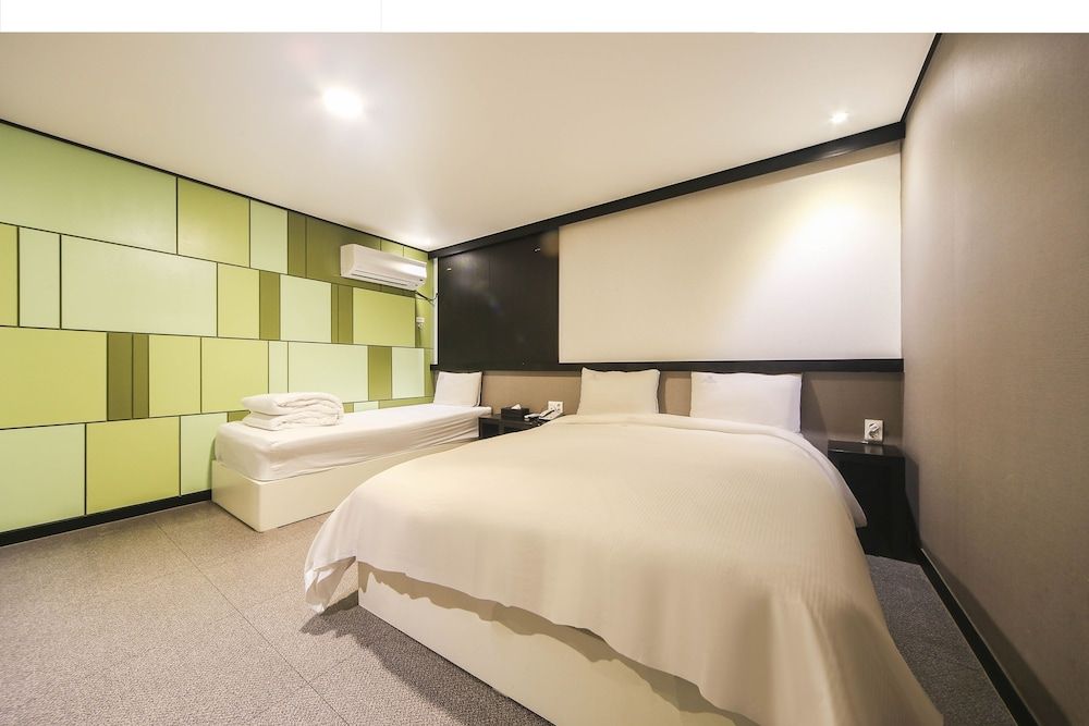 undefined Elysee Hotel 10