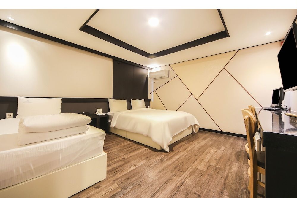 undefined Elysee Hotel