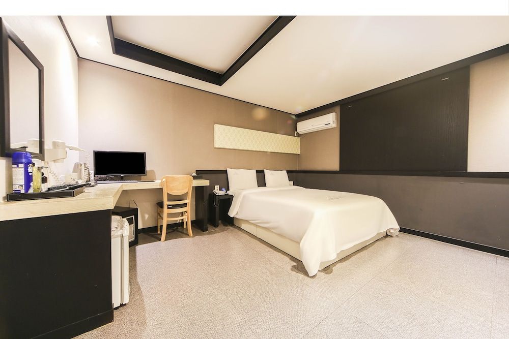 Elysee Hotel Standard Double Room 4