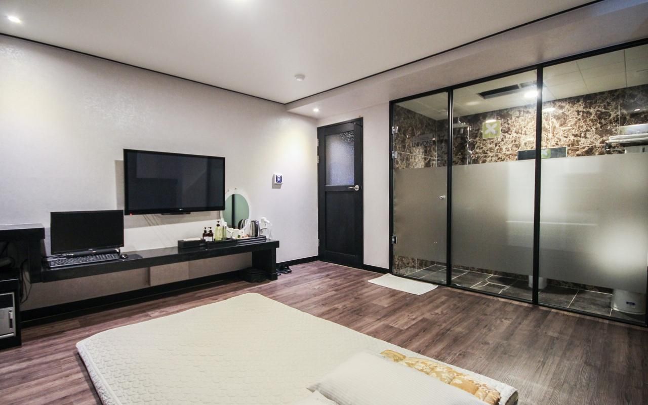 undefined Elysee Hotel 8