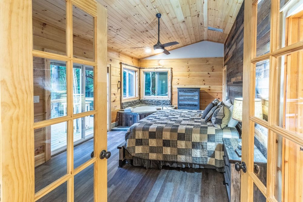 Comfort Cabin, 2 Bedrooms, Patio, Mountain View