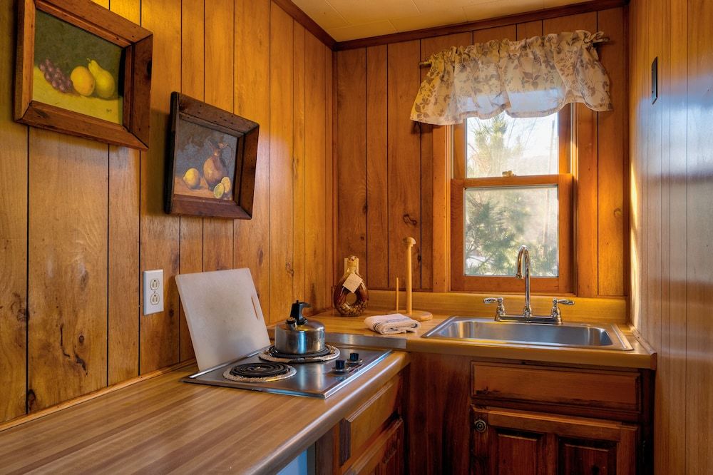 Gale River Motel Executive Cabin 8