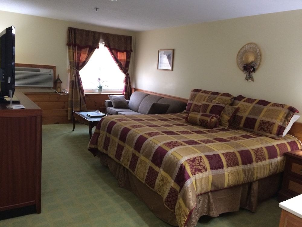 Honeymoon Studio Suite, 1 King Bed with Sofa bed