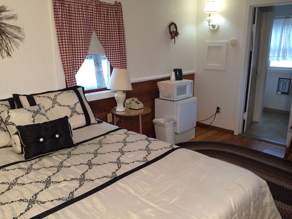 Couple's Cabin, 1 Queen Bed