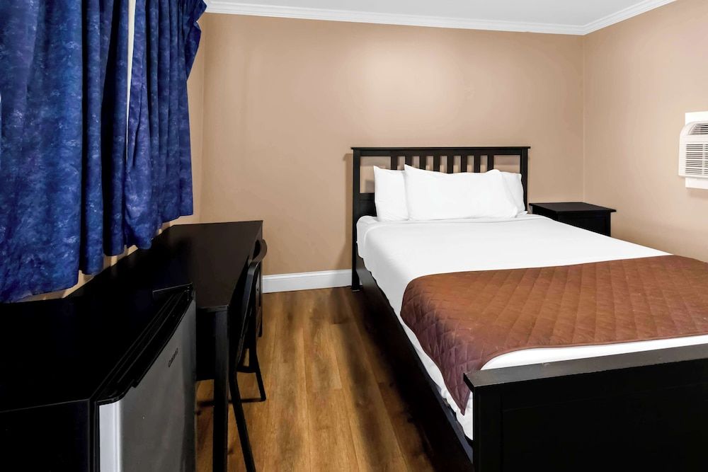 Americas Best Value Inn Avenel Woodbridge Room, 1 Queen Bed, Smoking 2