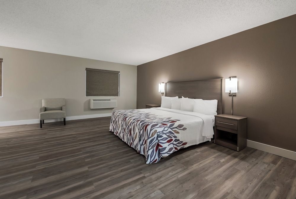 Red Roof Inn & Suites Vineland - Buena Superior Room, 1 King Bed, Non Smoking 7