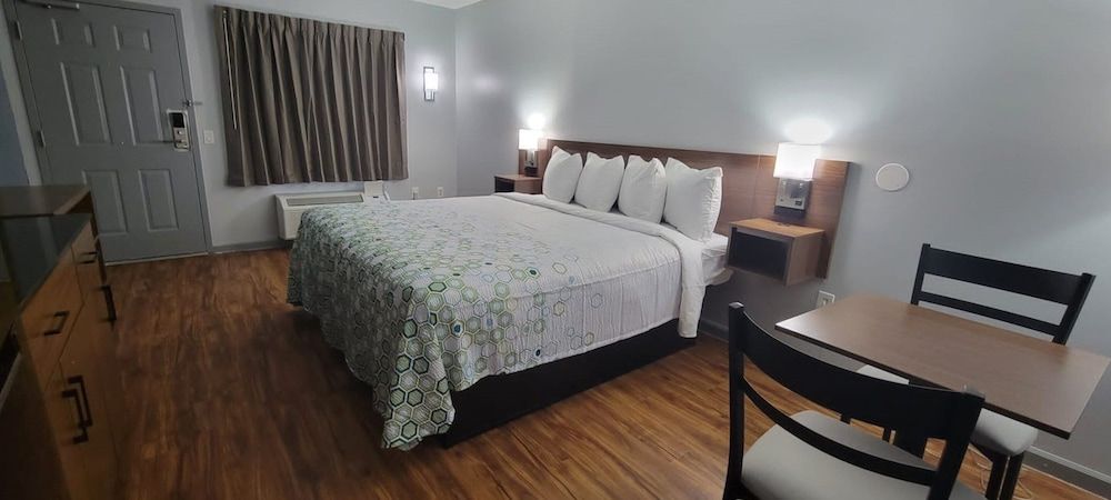 HomeTowne Studios By Red Roof Egg Harbor–Atlantic City Airport Studio, 1 King Bed, Non Smoking 2