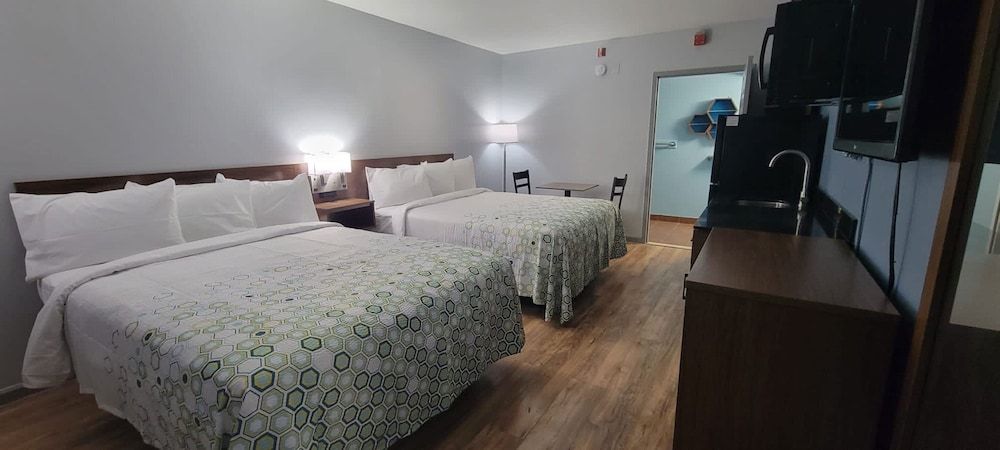 HomeTowne Studios By Red Roof Egg Harbor–Atlantic City Airport Studio, 2 Queen Beds, Accessible, Non Smoking 3