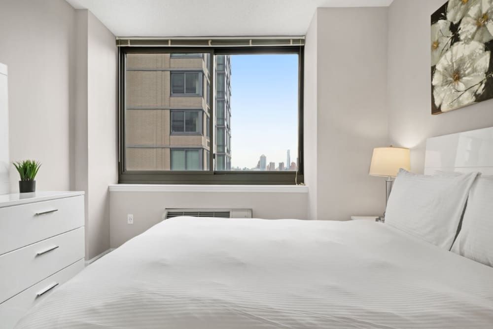 Bluebird Suites near PATH Luxury Apartment, 2 Bedrooms 4